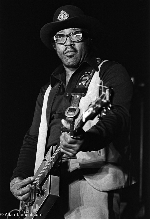 Bo Diddley performs at Max's