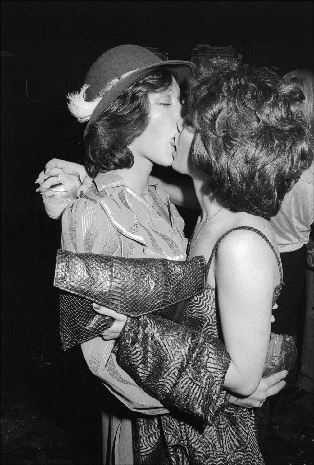 Erotic Circus Girls Kissing 